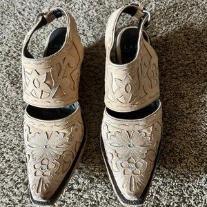 Lane Boots Women's Tan Embroidered mule / cowboy boot
